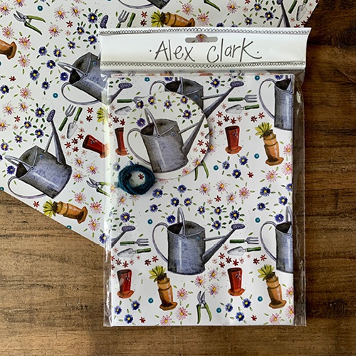 Csomagolópapír Alex Clark, 50x70cm, 2 lap csomagonként, ajándék kísérővel, Locsolókannák 1 Csomagolópapír Alex Clark, 50x70cm, 2 lap csomagonként, ajándék kísérővel, Locsolókannák