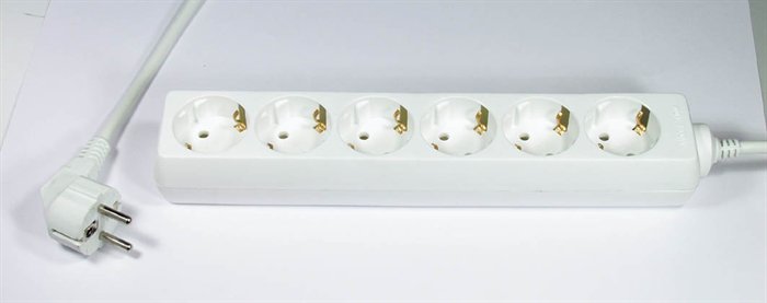 Elosztósor, 6 csatlakozóaljzat, 1,5 m kábelhosszúság 1 .