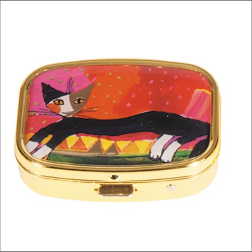Gyógyszertartó doboz Fridolin Wachtmeister ´Macska a szófán´ kisméretű, fém, aranyszínű 1 Gyógyszertartó doboz Fridolin Wachtmeister ´Macska a szófán´ kisméretű, fém, aranyszínű