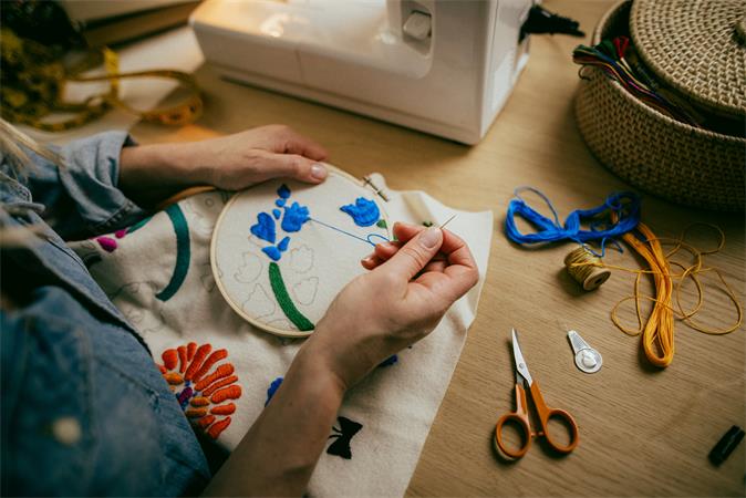 Varróolló, 10 cm, hajlított, FISKARS "Classic", narancssárga 4 Varróolló, 10 cm, hajlított, FISKARS "Classic", narancssárga - Image 4