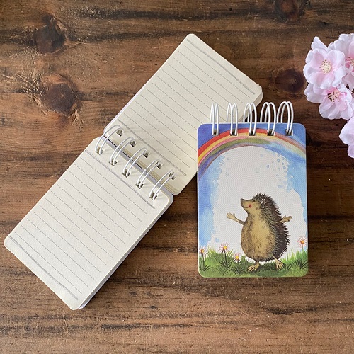 Jegyzetfüzet Alex Clark, vonalas, 10,5x7,5 cm,spirálos, 112 oldal,Süni szivárvánnyal 1 Jegyzetfüzet Alex Clark, vonalas, 10,5x7,5 cm,spirálos, 112 oldal,Süni szivárvánnyal