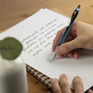 Műanyag testű cserélhető betétes golyóstollak