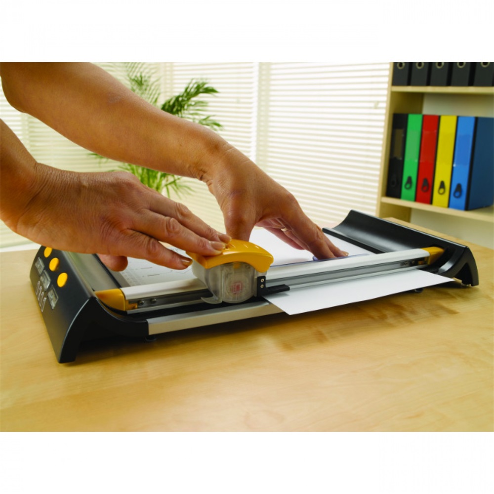 Vágógép görgős körkéses, A4, 10lap, Fellowes® Neutron A4+ 1 Vágógép görgős körkéses, A4, 10lap, Fellowes® Neutron A4+